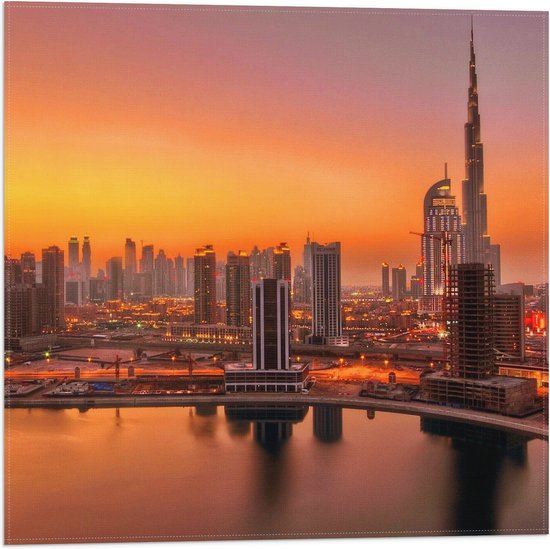 WallClassics - Vlag - Gebouwen in de Grote Stad met Zonsondergang - 50x50 cm Foto op Polyester Vlag