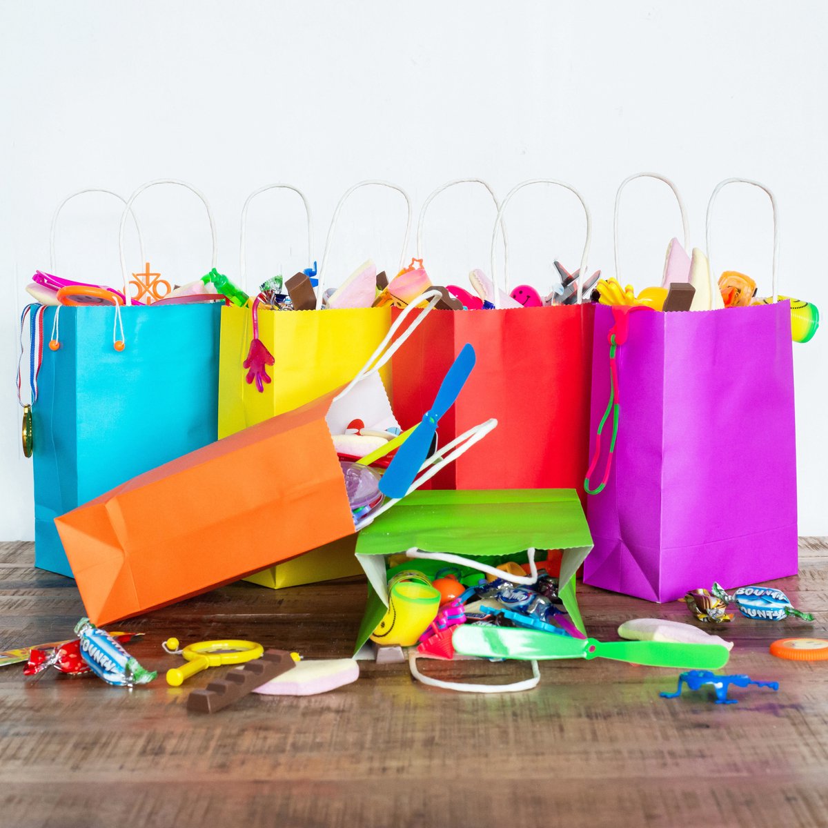 Partizzle 24x Uitdeelzakjes van Papier - Snoepzakjes voor Kinderen - Uitdeeltasjes Kinderfeestje Verjaardag - Klein Speelgoed Cadeauzakjes - Carnaval Snoep Uitdeelcadeautjes Fidget Toys Traktatie Zakjes - 21x15 cm — afbeelding 3