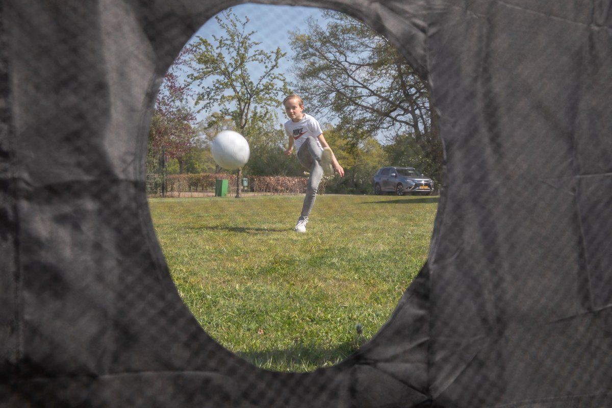 VirtuFit Voetbaldoel Pro met Doelwand - Voetbalgoal - 220 x 170 cm - Doelwand met 2 open zones - Snelle montage - Voetbaldoel met gatendoek - Inclusief 4 grondankers — afbeelding 15