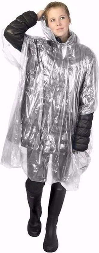 Transparante regenponcho met capuchon gedragen door een vrouw met zwarte jas en laarzen.