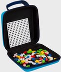 Een open turquoise koffer met een wit pegboard en vele Plus-Plus bouwblokjes erin.