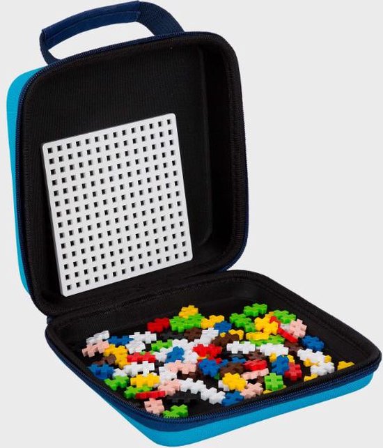 Een open turquoise koffer met een wit pegboard en vele Plus-Plus bouwblokjes erin.