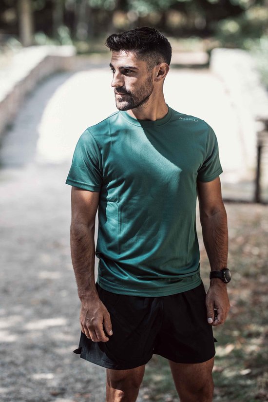 Man met donkergroen, kortemouw hardloopshirt van Rogelli in de buitenlucht.