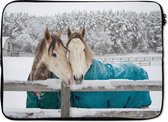 Housse ordinateur 13 pouces 34x24 cm - Paarden - Housse Macbook & Laptop Paarden in a snowstorm - Housse ordinateur portable avec photo