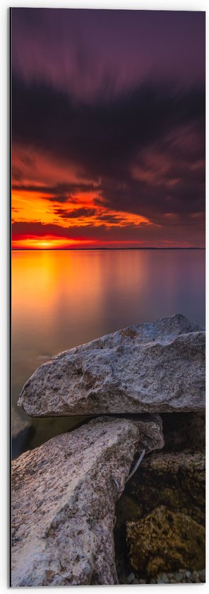 WallClassics - Dibond - Kleine Rotsen aan het Water met Zonsondergang - 30x90 cm Foto op Aluminium (Met Ophangsysteem)