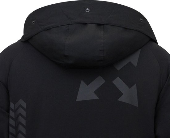 Zwarte lange parka jas met capuchon, drukknoopsluiting en pijlenprint op de rug.