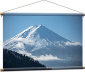WallClassics - Textielposter - Hoge Besneeuwde Berg - 90x60 cm Foto op Textiel