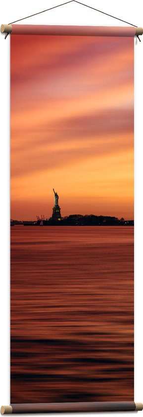 WallClassics - Textielposter - Oranje Lucht boven Vrijheidsbeeld in New York - 40x120 cm Foto op Textiel