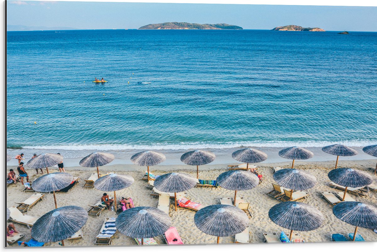 Dibond - Rieten Parasols met Ligbedjes op het Strand - 75x50 cm Foto op Aluminium (Met Oph