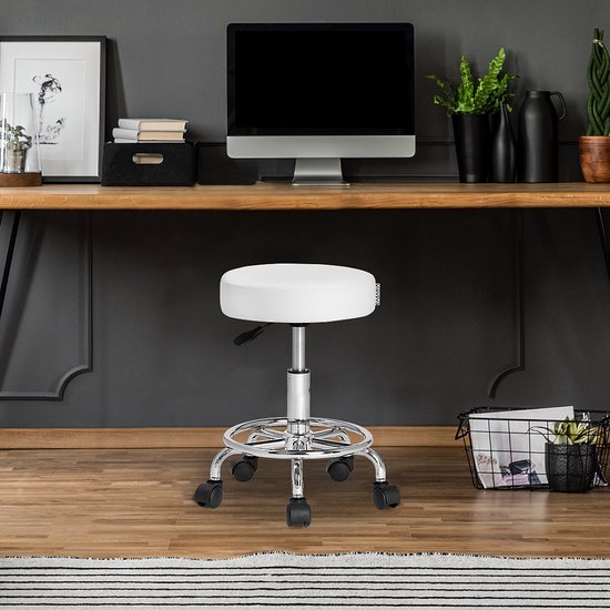 Wit krukje met chrome stang en wieltjes, staat voor een bureau met computer en planten.
