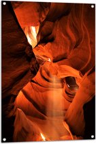 WallClassics - Tuinposter – Zonnestralen door Antelope Canyon - 70x105 cm Foto op Tuinposter  (wanddecoratie voor buiten en binnen)