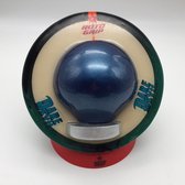 Bowling Bowlingbal 'Roto Grip 1/2 - Dare Devil' opengewerkte bal op rode bal cup, laat zien hoe de bal is opgebouwd