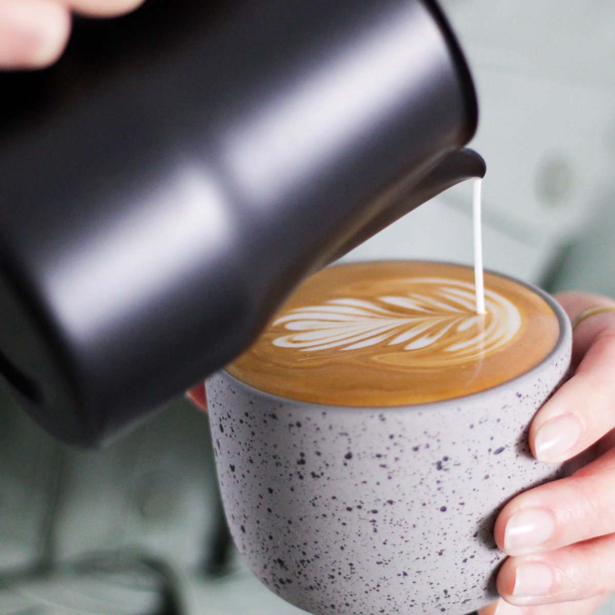 Pro@Home43® Barista Melkkannetje 600 ml - Zwart/Antraciet - Roestvrij Staal (ook 350 ml beschikbaar) | Melkschuimkannetje incl. Latte Art Pen in Cadeaubox