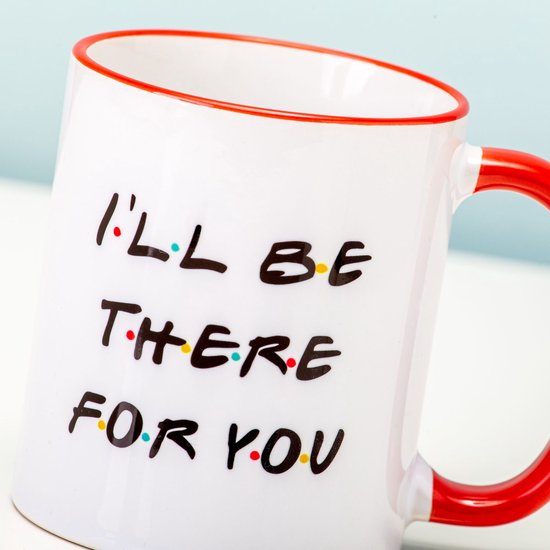 Witte mok met rode rand en handvat, tekst I'LL BE THERE FOR YOU met gekleurde stippen tussen de letters.