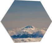 WallClassics - PVC Schuimplaat Hexagon  - Bergtop boven de Wolken - 60x52.2 cm Foto op Hexagon (Met Ophangsysteem)