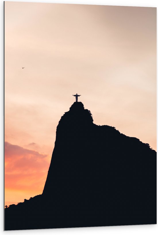 WallClassics - Dibond - Silhouet van Jezusbeeld op berg met Zonsondergang - 80x120 cm Foto op Aluminium (Met Ophangsysteem)
