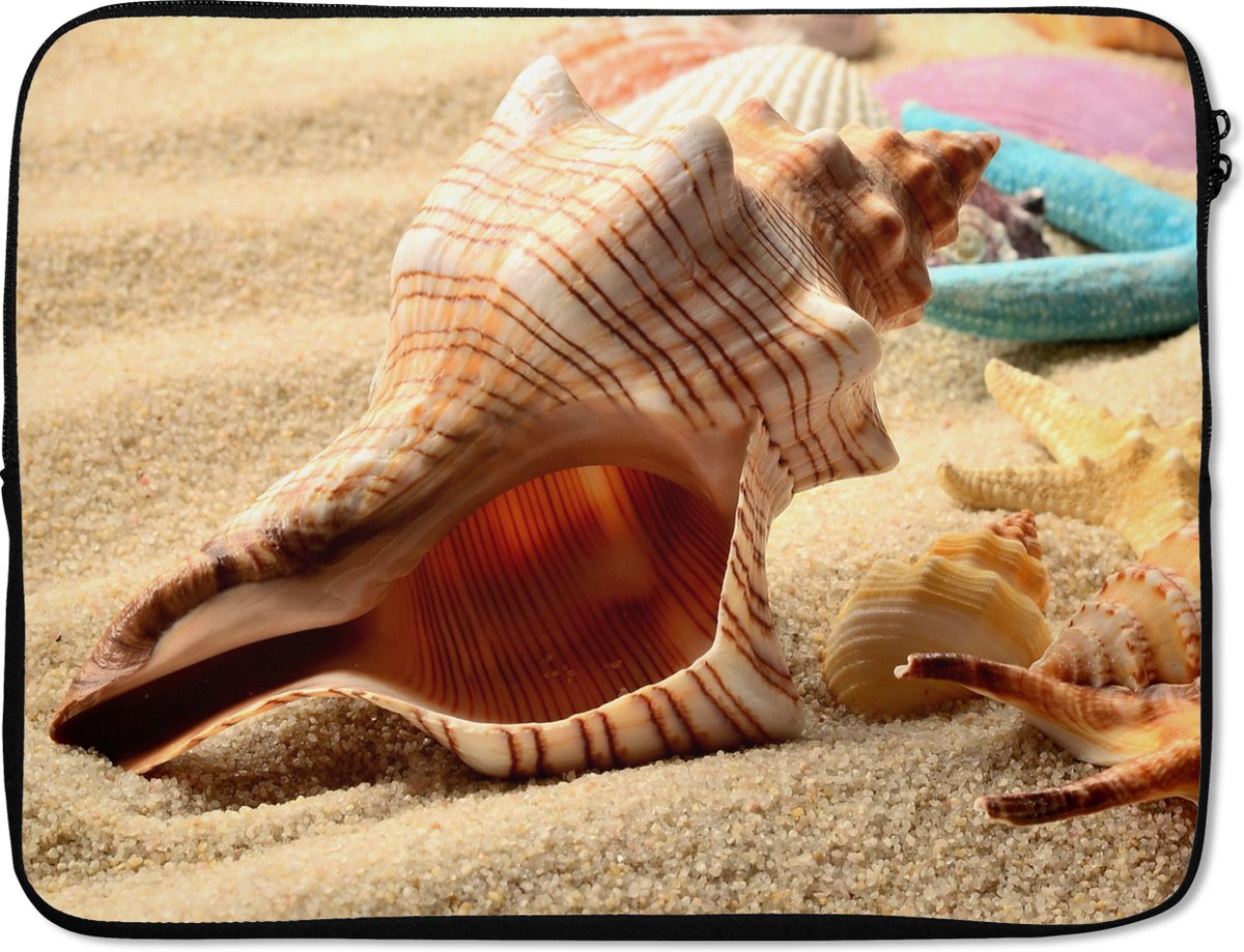 Laptophoes 17 inch - Zeester - Schelpen - Zand - Strand - Laptop sleeve - Binnenmaat 41x28 cm - Zwarte achterkant
