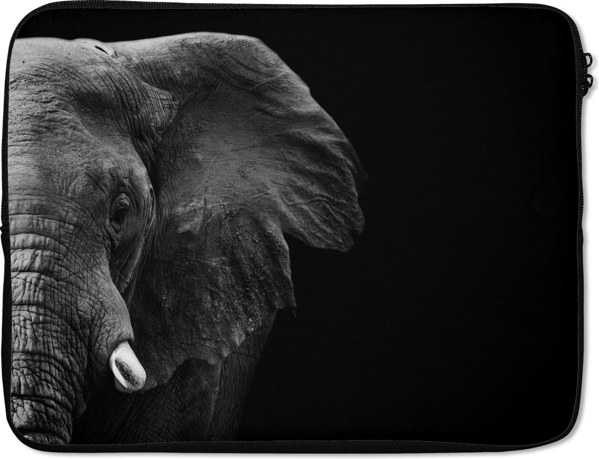 Laptophoes 15.6 inch - Dieren - Olifant - Wild - Zwart - Wit - Laptop sleeve - Binnenmaat 37x26 cm - Zwarte achterkant