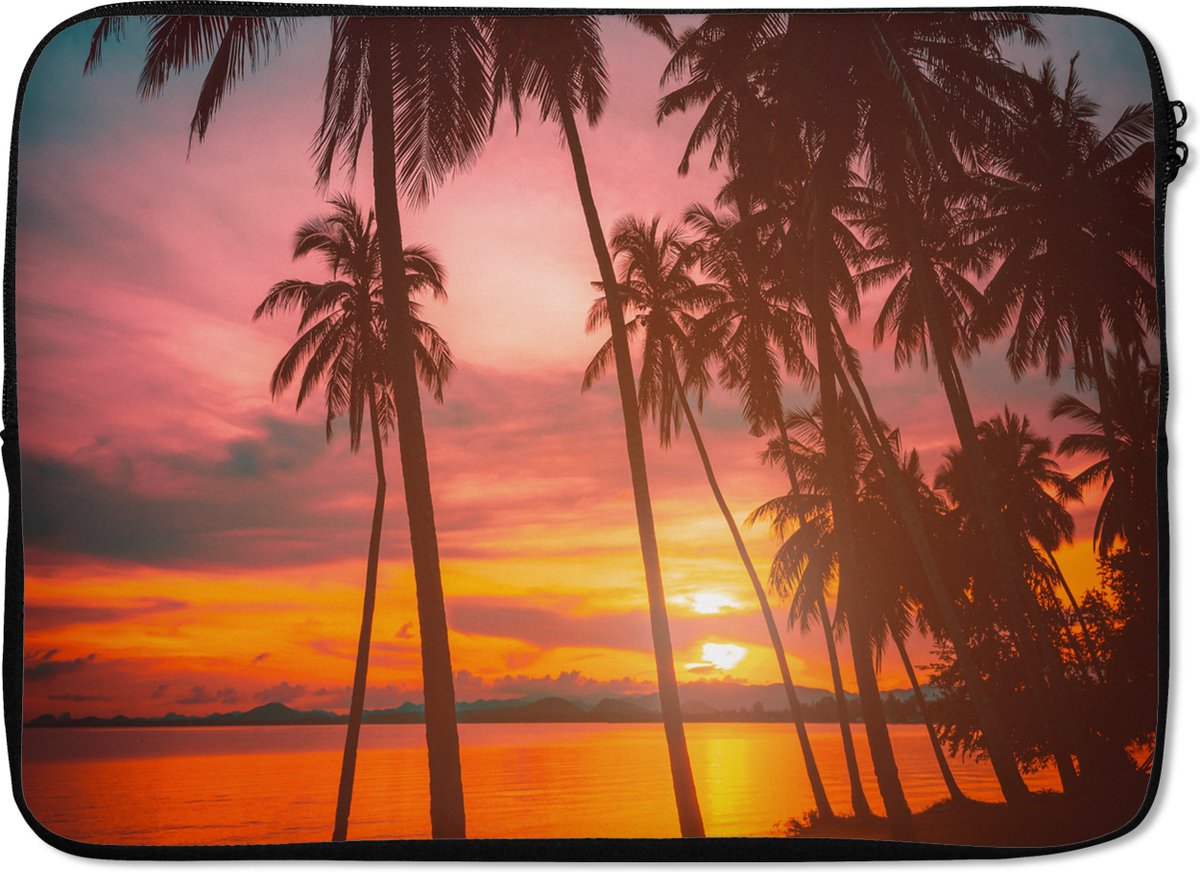 Laptophoes 14 inch - Zee - Palmboom - Zonsondergang - Strand - Silhouette - Laptop sleeve - Binnenmaat 33x23 cm - Zwarte achterkant