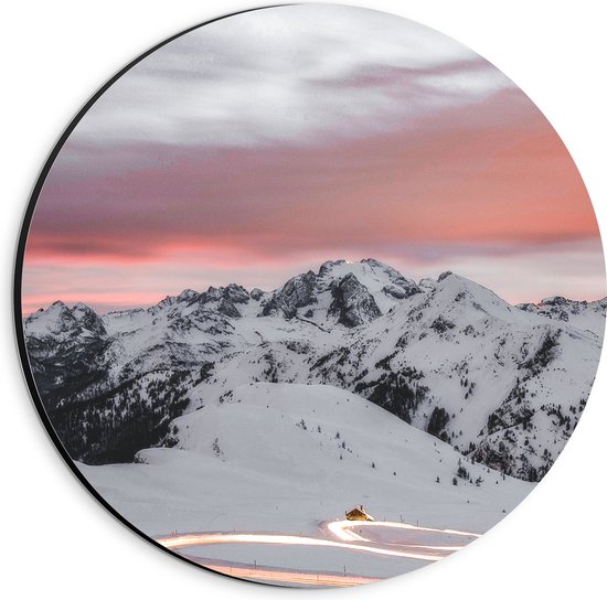 WallClassics - Dibond Muurcirkel - Verlichte Weg door Sneeuwlandschap - 20x20 cm Foto op Aluminium Muurcirkel (met ophangsysteem)