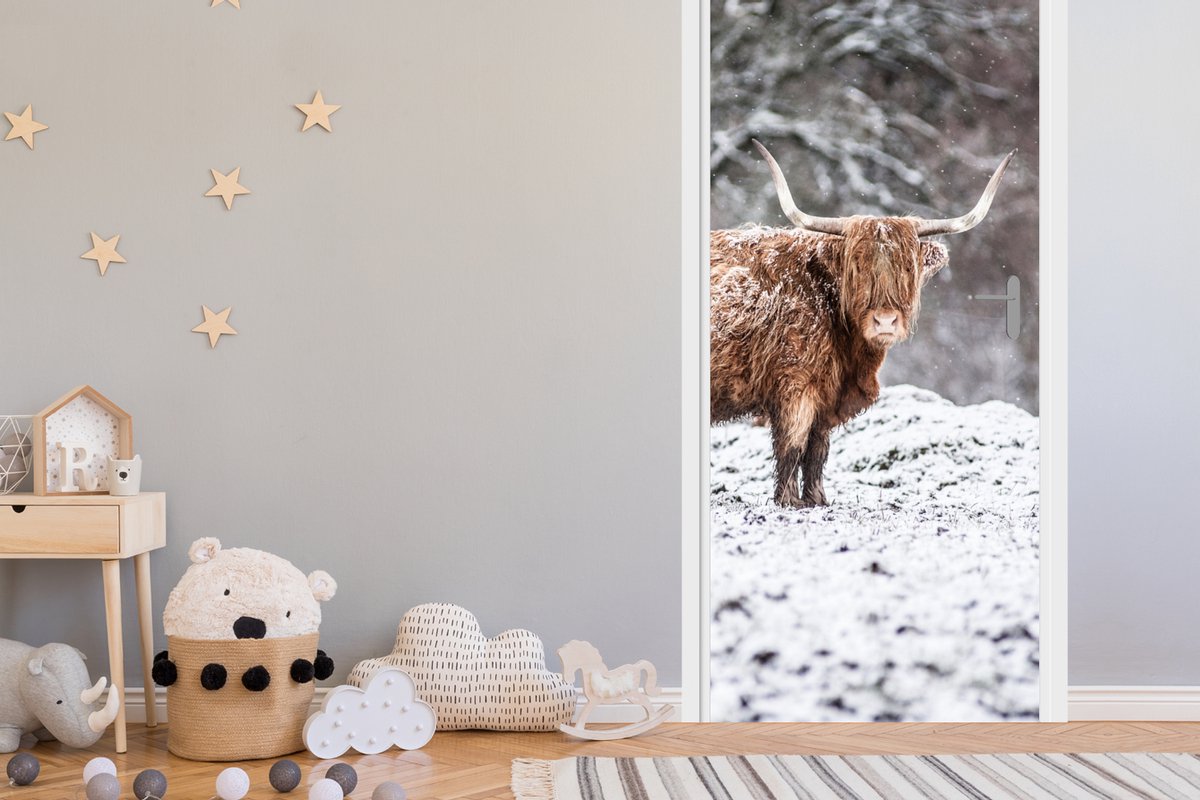 Deurposter 90x235 cm - Deursticker Schotse Hooglander - Boom - Sneeuw - Meubelfolie zelfkl