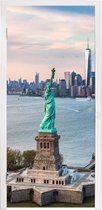 Deursticker Vrijheidsbeeld met de skyline van New York - 80x215 cm - Deurposter
