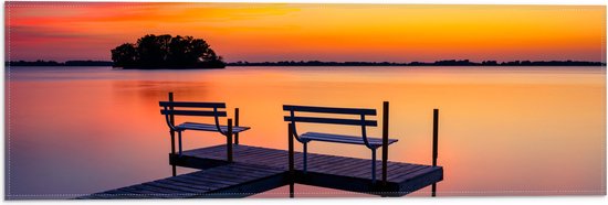 WallClassics - Vlag - Bankjes op Vlonder bij Prachtige Zonsondergang - 60x20 cm Foto op Polyester Vlag