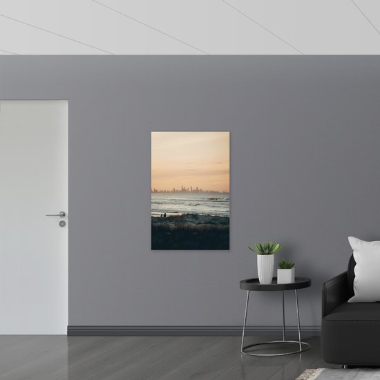 WallClassics - Dibond - Personnes marchant sur la plage - Photo sur aluminium 70x105 cm (avec système de suspension)