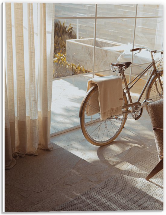 WallClassics - PVC Schuimplaat- Fiets geparkeerd in Beige Huis - 30x40 cm Foto op PVC Schuimplaat