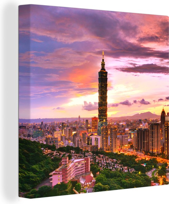 Canvas Schilderij De Taiwanese wolkenkrabber met een kleurrijke hemel - 20x20 cm - Wanddecoratie
