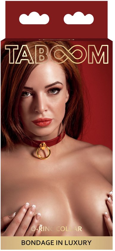 Model draagt bordeauxrode O-ring kraag met gouden ring. 'TABOOM O-RING COLLAR BONDAGE IN LUXURY'.