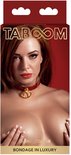 Model draagt bordeauxrode O-ring kraag met gouden ring. 'TABOOM O-RING COLLAR BONDAGE IN LUXURY'.