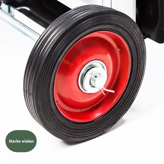 Close-up van een wiel van een steekwagen met een rode velg en een zwarte band.