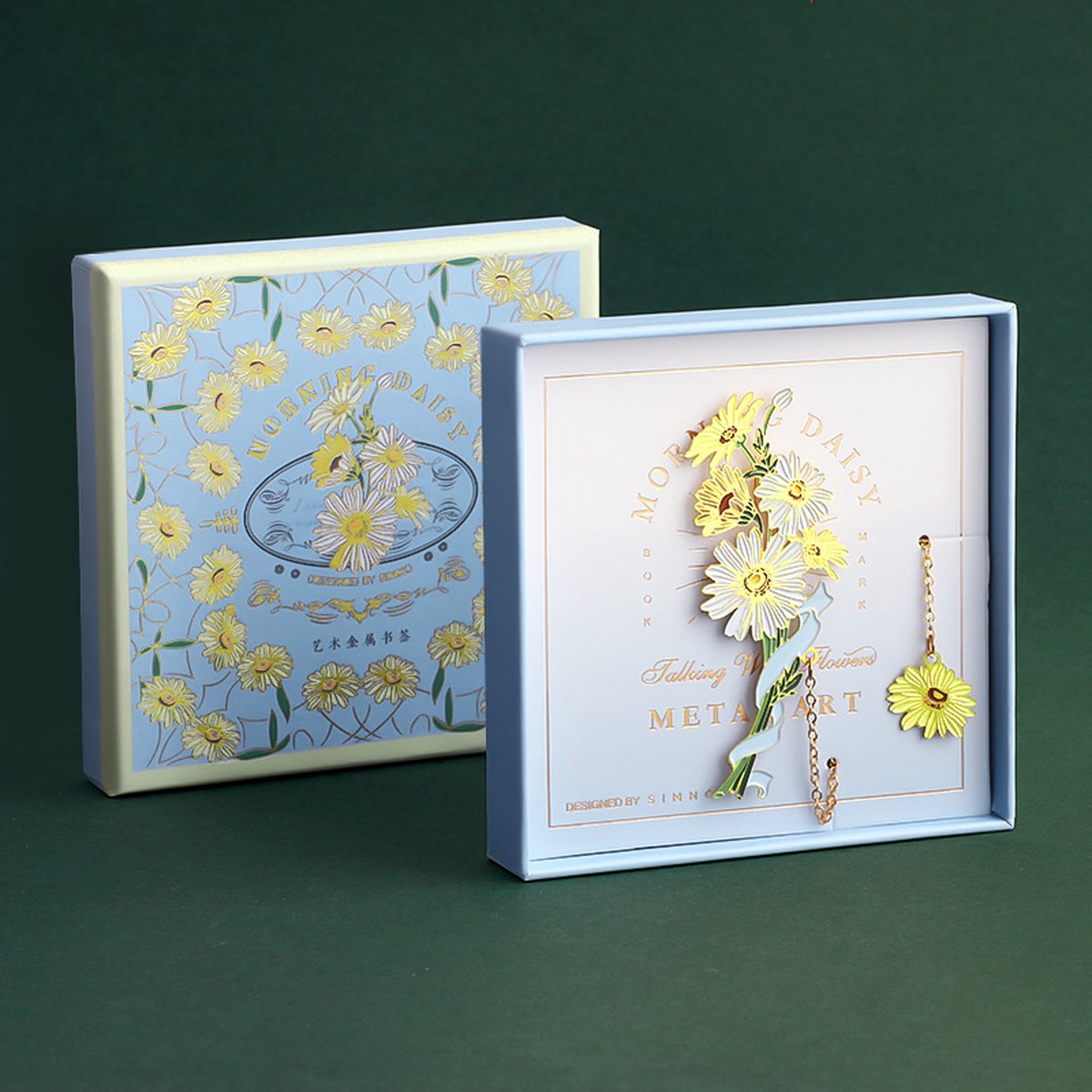 Simno® - Messing bladwijzer - Margriet bloemdesign - met hanger - geschikt als cadeau