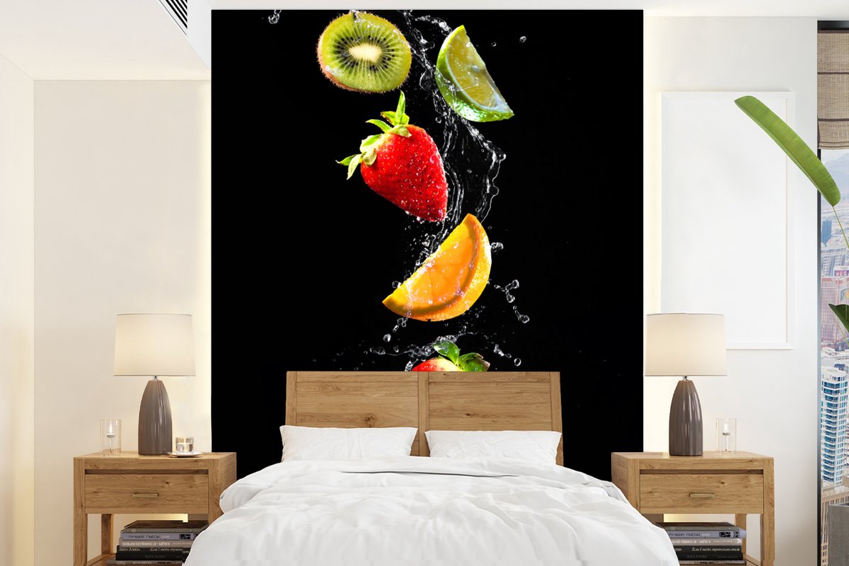 Behang - Fotobehang Fruit - Water - Zwart - Stilleven Aardbei - Kiwi - Breedte 175 cm x hoogte 240 cm