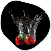 Organische Wanddecoratie - Kunststof Muurdecoratie- Organisch Schilderij - Aardbeien - Fruit - Water - Zwart - Rood- 40x40 cm - Asymmetrische spiegel vorm op kunststof