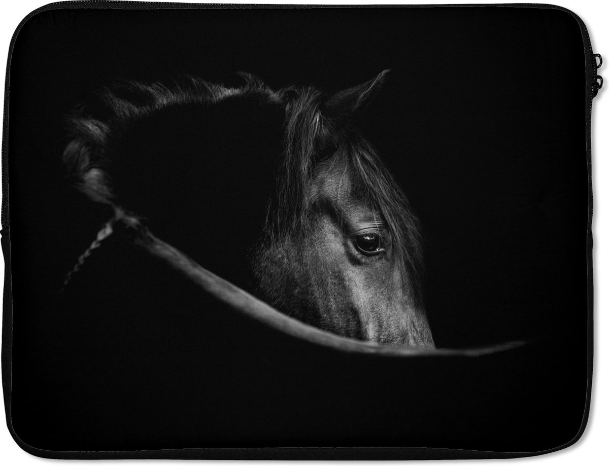 Laptophoes 15.6 inch - Paarden - Portret - Zwart - Dieren - Laptop sleeve - Binnenmaat 37x26 cm - Zwarte achterkant