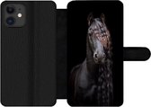 Bookcase Geschikt voor iPhone 12 Pro Max telefoonhoesje - Paarden - Fries - Manen - Zwart - Dieren - Met vakjes - Wallet case met magneetsluiting