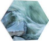 WallClassics - PVC Schuimplaat Hexagon  - Blauw Stromend Water langs Stenen - 50x43.5 cm Foto op Hexagon (Met Ophangsysteem)