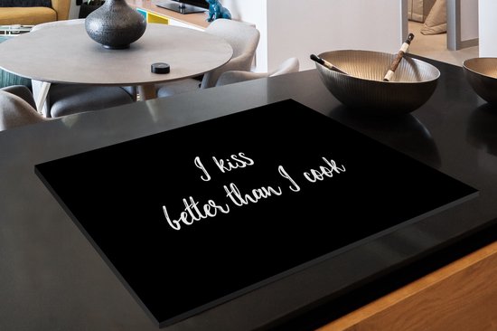 Zwarte kookplaatbeschermer met witte tekst "I kiss better than I cook".