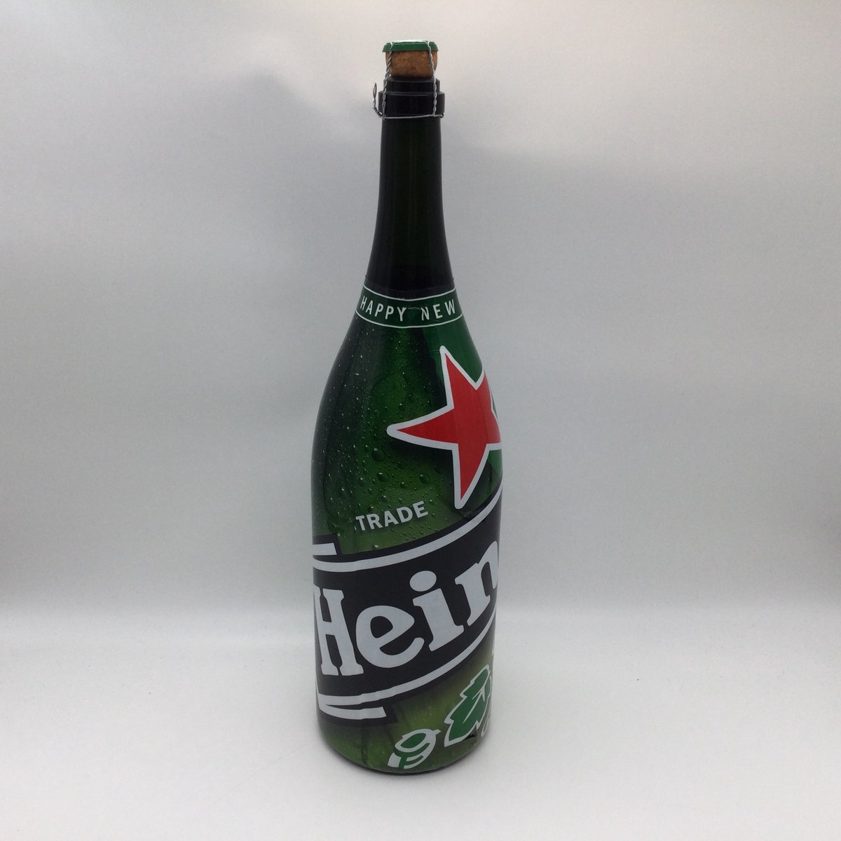 Heineken voor verzamelaars 'Heineken Pilsner Millennium Magnum' grote fles van 3 liter bier , decoratie ( niet voor consumptie)