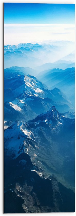 WallClassics - Dibond - Blauwe Lucht boven Mistige Bergen - 30x90 cm Foto op Aluminium (Met Ophangsysteem)