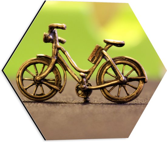 WallClassics - Dibond Hexagon - Miniatuurbeeld van Gouden Fiets - 40x34.8 cm Foto op Hexagon (Met Ophangsysteem)
