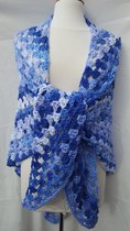 Omslagdoek gehaakte driehoek sjaal in kobaltblauw lichtblauw donkerblauw met wit gemeleerd, handgemaakt lengte 100 breedte 200cm