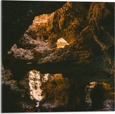 WallClassics - Acrylglas - Grot met Zonlicht van Boven - 50x50 cm Foto op Acrylglas (Met Ophangsysteem)
