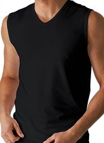 Zwart mouwloos shirt met V-hals, gedragen door een man.