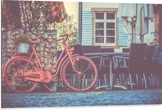 WallClassics - Dibond - Rode Fiets geparkeerd op Terras - 105x70 cm Foto op Aluminium (Wanddecoratie van metaal)