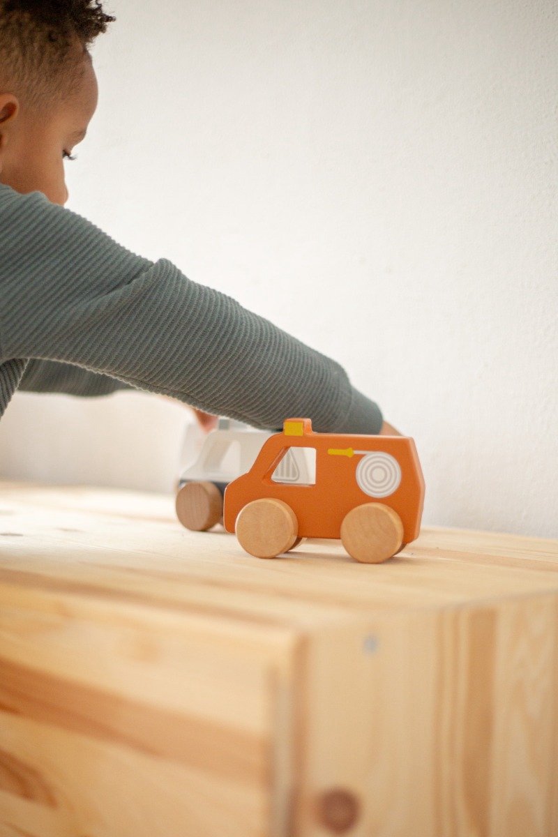 Tryco Houten Brandweerauto - Houten Speelgoedauto - Brandweerwagen met Handvat - Stimuleert Fantasierijk Spel - Vanaf 18 Maanden Rood — afbeelding 4