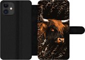 Bookcase Geschikt voor iPhone 12 Pro telefoonhoesje - Schotse hooglander - Panterprint - Zwart - Met vakjes - Wallet case met magneetsluiting