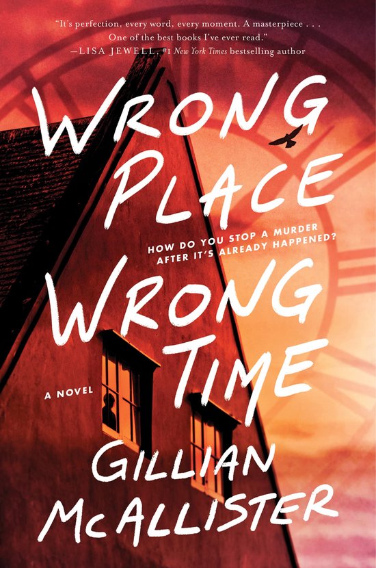 Boekomslag voor 'Wrong Place Wrong Time'. Tekst: 'WRONG PLACE WRONG TIME'. Een huis met een klok erachter.